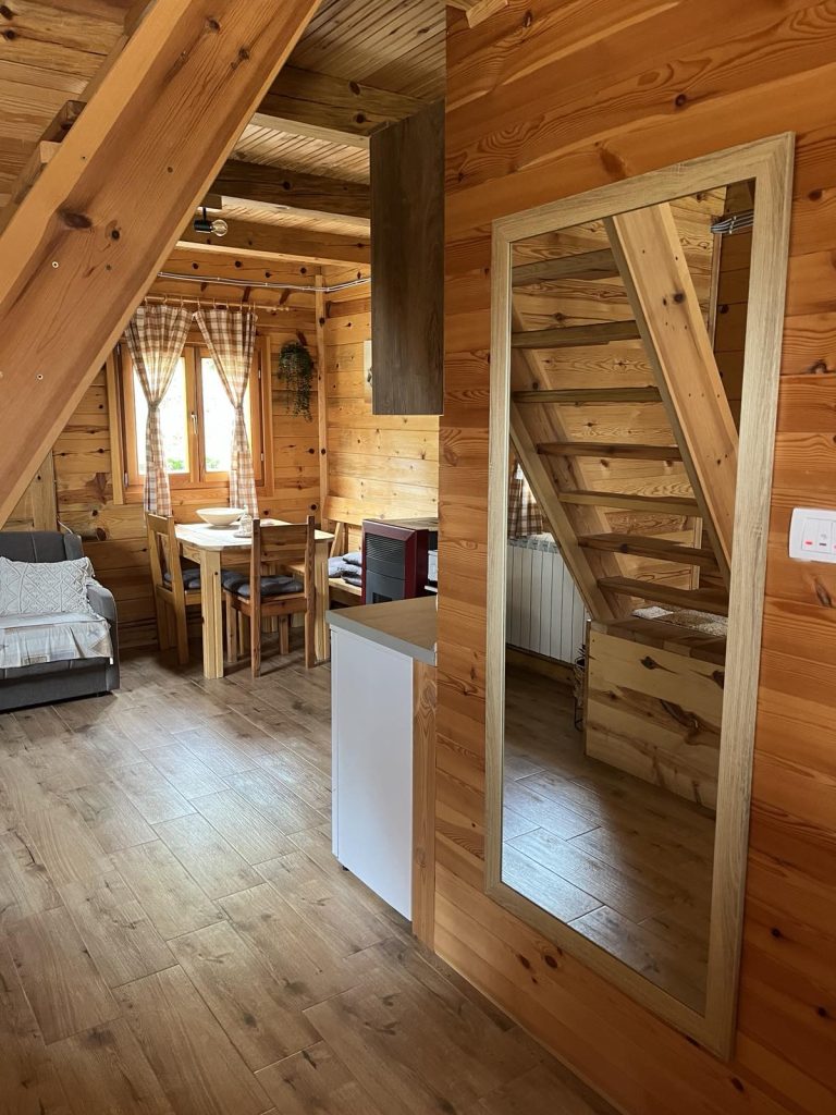 Predsoblje u brvnari Drveni Raj Uvac sa toplim drvenim enterijerom
