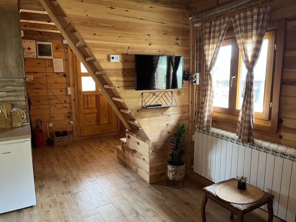 Prostor sa televizorom u brvnari Drveni Raj Uvac za prijatan odmor