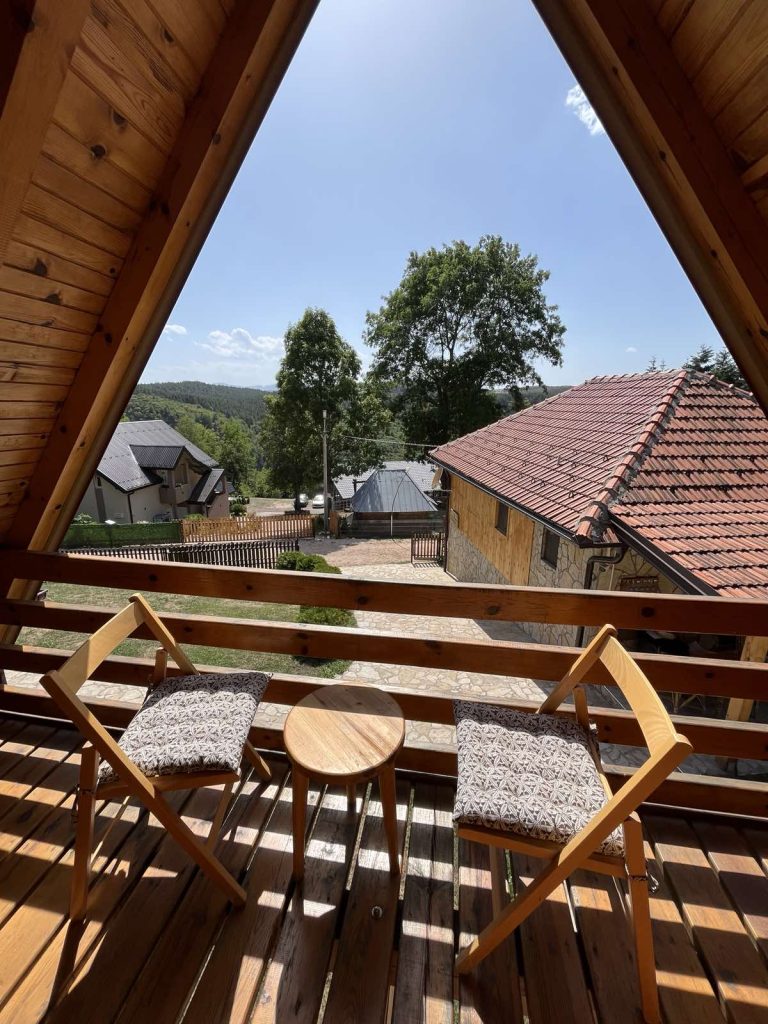 Uredjena terasa Drveni Raj Uvac za odmor na otvorenom